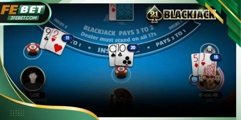 Bàn chơi blackjack trực tuyến hiển thị rõ từng lá bài và điểm số