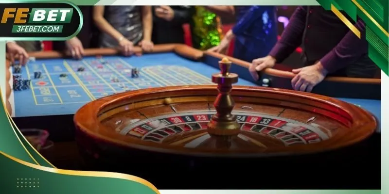 Người tham gia Febet phân tích thông tin, lựa chọn chiến thuật và quản lý ngân sách